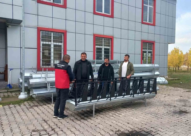 Patnos'ta üreticilere yemlik, arısız kovan ve 145 ton buğday tohumu dağıtıldı
