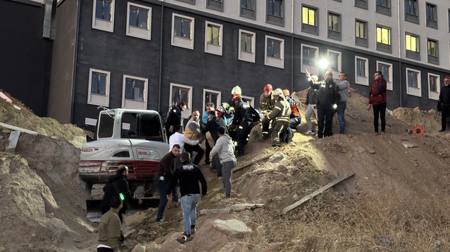 Çanakkale'de yurt inşaatında toprak kayması, 2 yabancı işçi kurtarıldı