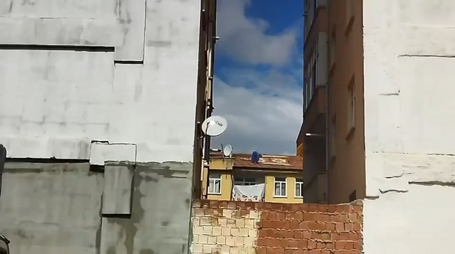 Elazığ'da kadının çatıya tedbirsiz çıkıp halı serme anları kameraya yansıdı
