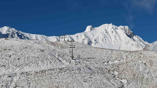 Erciyes Dağı'nın 3 bin 917 rakımlı yüksek kesimleri kar yağışıyla beyaza büründü