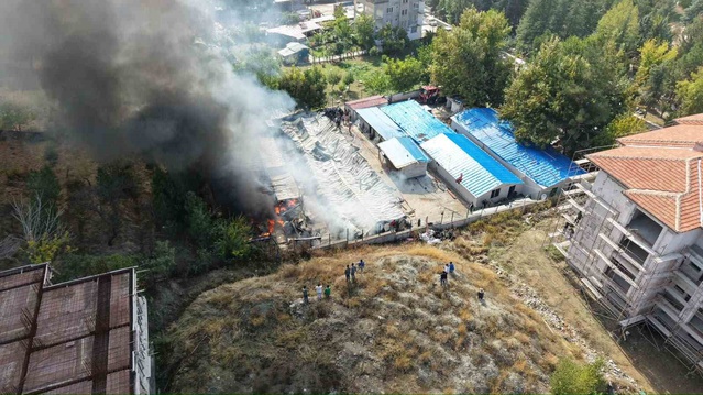 Malatya Yeşilyurt'ta şantiye konteynerlerindeki yangın söndürüldü, 30 konteyner zarar gördü