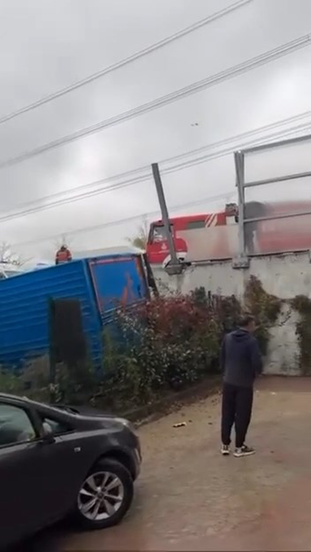 Sultangazi'de kamyon bariyeri aşarak yaklaşık 5 metre yükseklikten bahçeye düştü