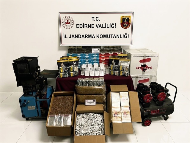 Edirne'de jandarma 3 şüphelinin ev ve iş yerinde 42 kilo tütün ele geçirdi