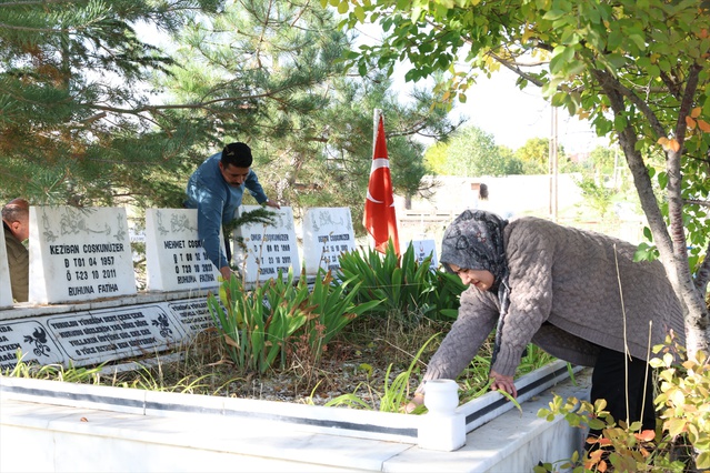 Van depreminin 15. yılında 18 yakınını yitiren Mehtap Çetiner kabirleri ziyaret etti