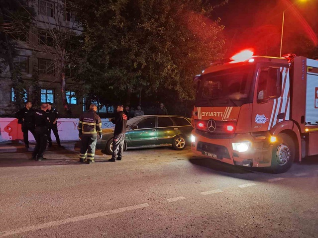 Batman'da park halindeki araç yangını mahalle sakinlerince tüpleriyle söndürüldü