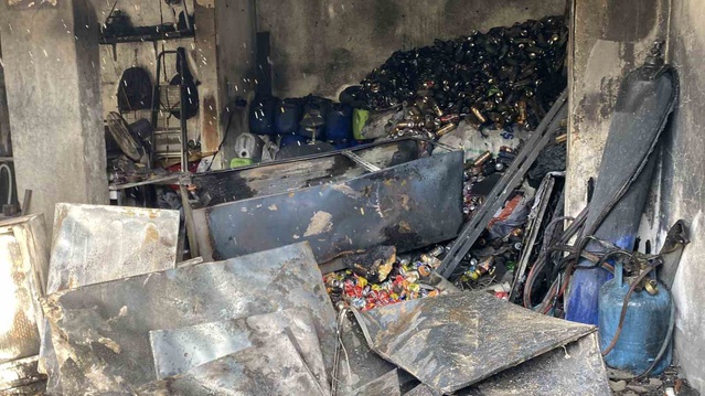Kocaeli Körfez'de depo yangını iş yerini sardı, evden kaçan 2 kişi hastaneye kaldırıldı
