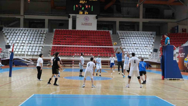 Erzincan'da kamu kurumları voleybol il birinciliğinde dayanışma için mücadele ediyor