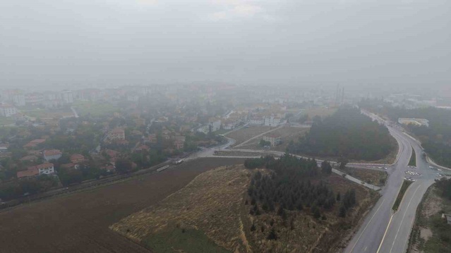 Sarı kodlu sağanak uyarısı yapılan Çorum'da yüksek kesimlerde sis etkili oldu
