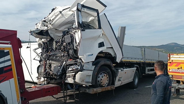 Manisa Akhisar'da refüje devrilen araçlarla ilgili 2 sürücüye gözaltı kararı bildirildi