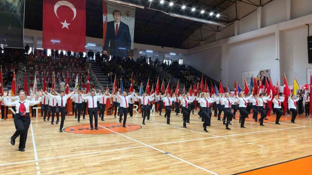 Bursa İnegöl'de 103 öğretmen 29 Ekim'de 7 yörenin folklorunu sahneye taşıdı
