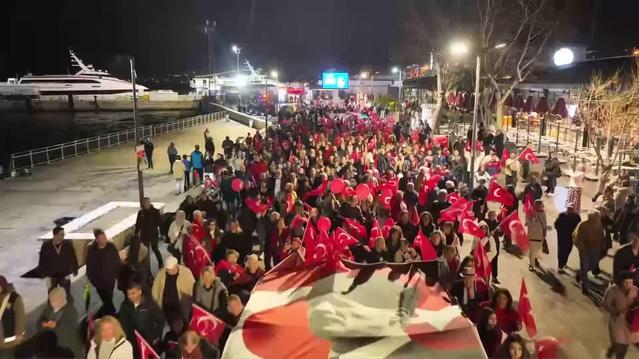 Mudanya'da Cumhuriyet'in 103'üncü yılı yağmur altında vals ve kortejle kutlandı