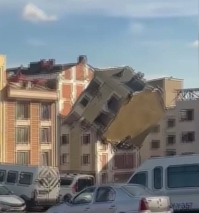 İstanbul Bayrampaşa'da İBB yıkımında askıda kalan bölümün yıkımı tozla panik yarattı