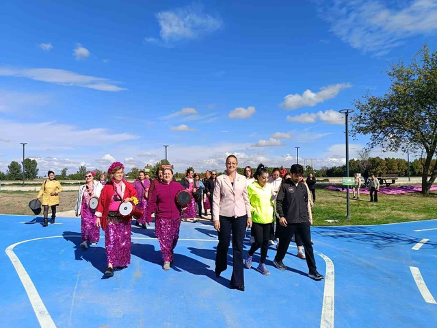 Edirne'de 18 metrelik pembe afiş meme kanserinde erken teşhisin önemine dikkat çekti