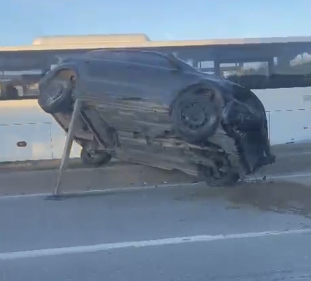 Eskişehir çevreyolunda takla atan otomobilde sıkışan sürücüyü itfaiye kurtardı