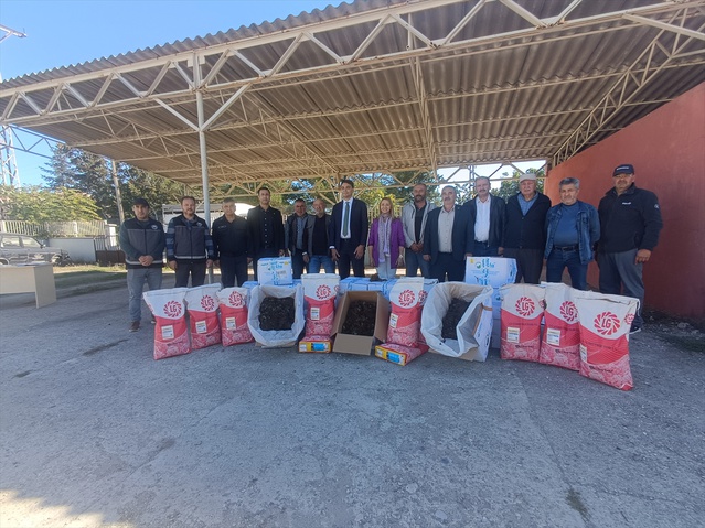 Bilecik Pazaryeri'nde üreticilere 41 bin 750 çilek fidesi dağıtıldı