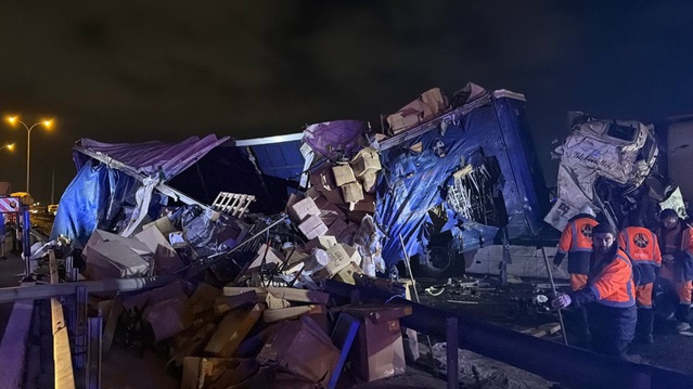 Kocaeli'de tır ile cip çarpıştı, tır sürücüsü öldü, 2 kişi yaralandı