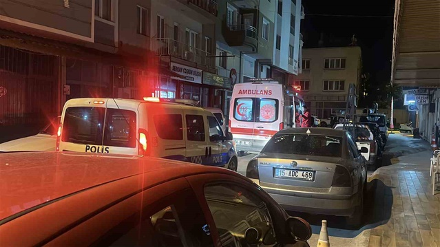 Burdur'da evinde düşen yaralı şahıs, ambulansa bindirilirken ekiplere zorluk çıkardı