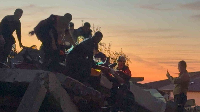 Zonguldak'ta 3 katlı bina çöktü, yaralı kurtarılan kişi hastaneye kaldırıldı