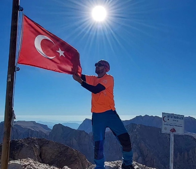 Erciyes'te yaklaşık 300 metre uçuruma düşen dağcı öldü, Hollandalı turist mahsur kaldı