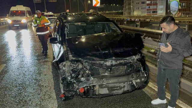 Samsun Canik'te düğüne giden hafif ticari araç bariyere çarptı, bir kişi yaralandı