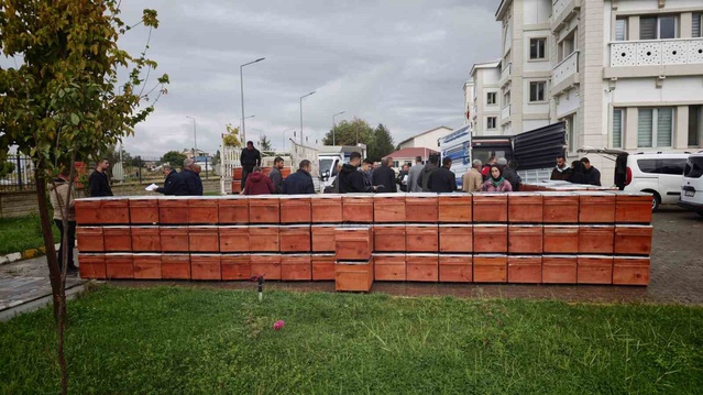 Muş'ta Altın Kanatlara Yeni Kovan Projesi kapsamında 100 arıcıya bin kovan dağıtıldı