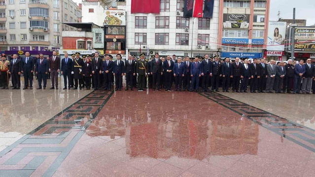 Kilis'te Atatürk'ün kente gelişinin 108. yılı çocukların saygı duruşuyla anıldı