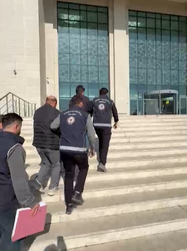 Kırıkkale'de otobüsün gizli bölmesinde saklanan 20 düzensiz göçmen yakalandı