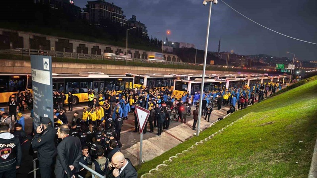 Yaklaşık 2400 Fenerbahçe taraftarı derbi öncesi 31 otobüsle RAMS Park'a geldi