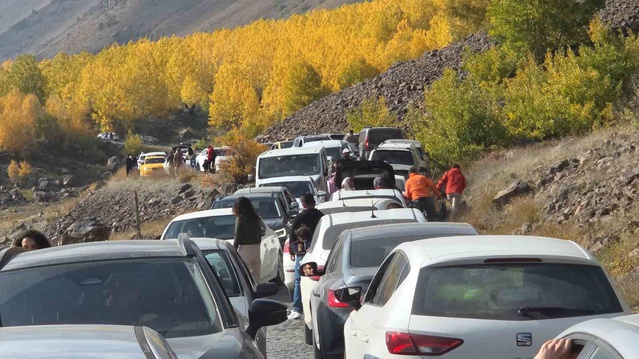 Bitlis Tatvan'da Nemrut Kalderası'na yüzlerce araçlık ziyaretçi akını trafiği tıkadı