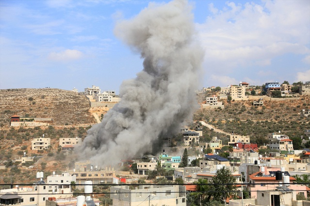 Nablus Beyta'da İsrail askerleri iki esirin evini yıktı, birini patlayıcıyla uçurdu