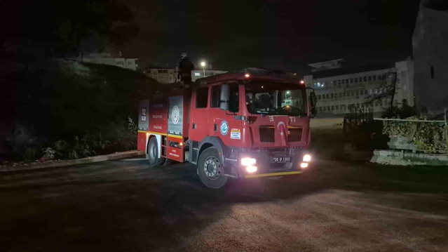 Odunpazarı'nda gençlerin yaktığı traktör lastiği yangınını itfaiye söndürdü
