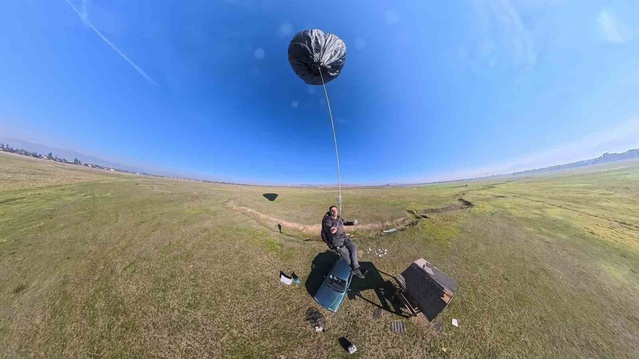 Sinanpaşa'da 600 çöp poşetinden yapılan güneş enerjili balon 80-90 kilo kaldırıyor
