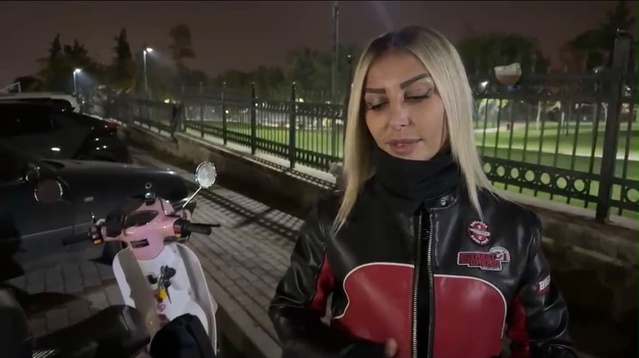 Trafik ışıklarında yardımı reddeden kadın motosikletli, 2 dakika sonra kaza yaptı