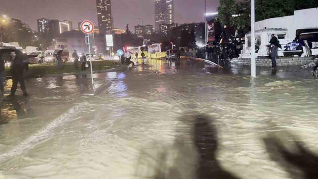 İstanbul Sarıyer'de su baskınında bazı mahsur kalanlar iş makinesiyle kurtarıldı