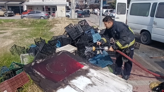 Manavgat'ta kamyonet araca çarptıktan sonra yandı, itfaiye eri Türk bayrağını sildi