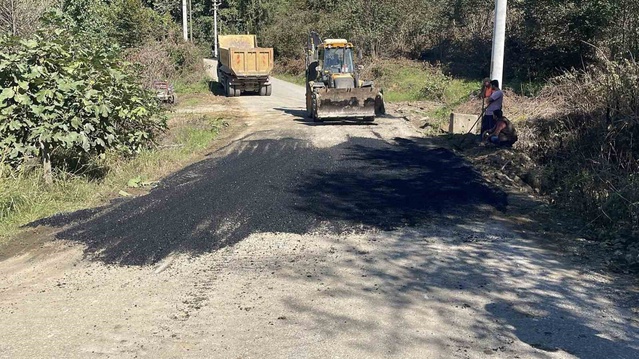 Düzce İl Özel İdaresi Akçakoca'da Uğurlu-Hasançavuş yolunda yama çalışması yürütüyor