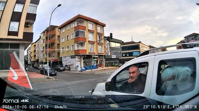 Ümraniye'de sürücünün kadın sürücüye tehdidi araç kamerasına yansıdı.