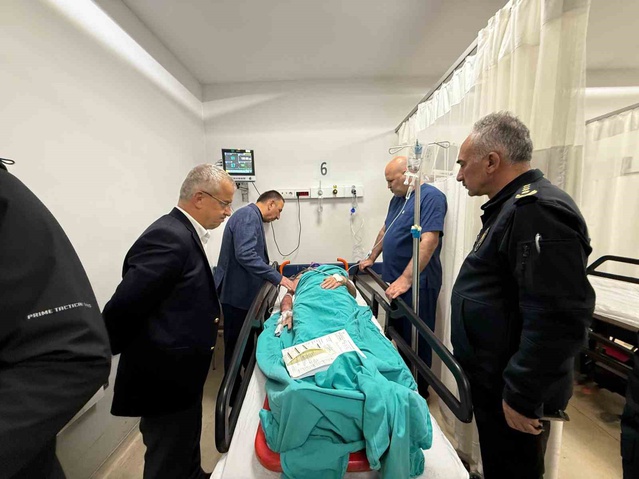 Zonguldak Valisi enkazdan yaralı çıkarılan 68 yaşındaki kişiyi hastanede ziyaret etti
