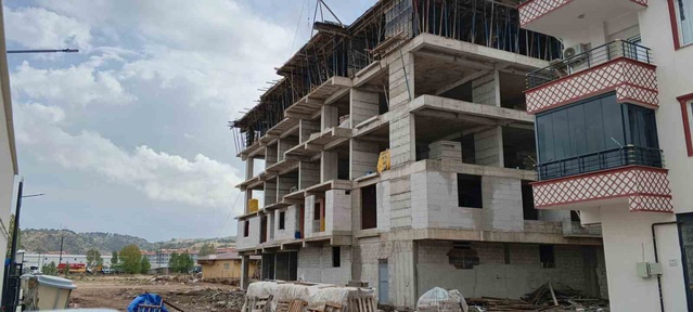 Adıyaman'da 3. kattan beton zemine düşen işçi ağır yaralanarak hastaneye kaldırıldı