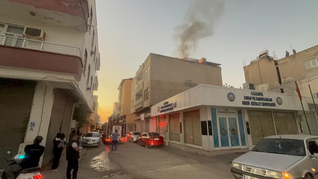 Adıyaman Kahta'da çatıdaki koltuklar alev aldı, 3 katlı evin yangını söndürüldü