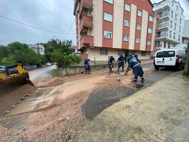 Gebze Belediyesi sağanak yağışa karşı 47 araç ve 289 personelle sahada çalışıyor