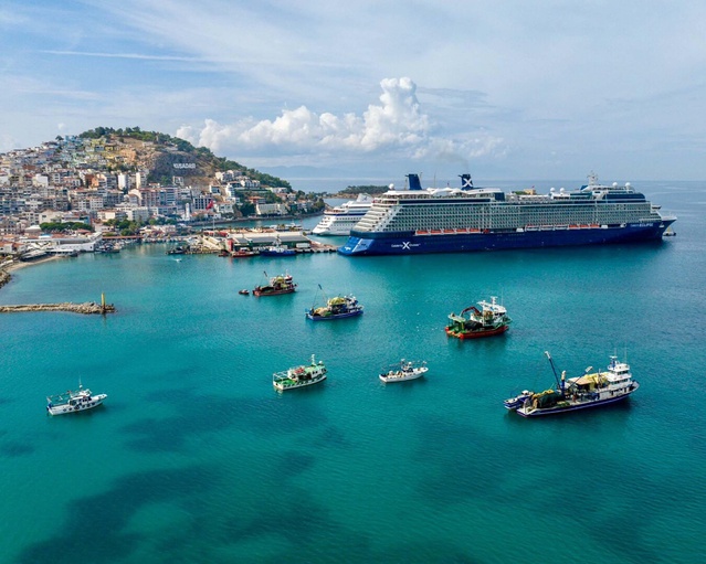 Kuşadası'nda 3 kruvaziyerden inen 5 bin 400 turist Efes ve Meryem Ana'yı gezdi