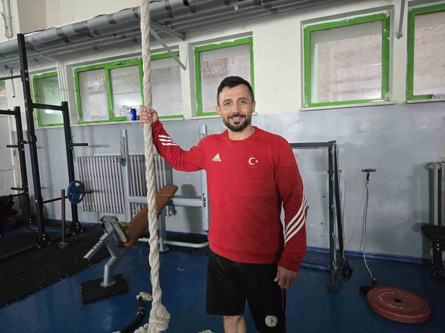 Yozgat'ta antrenör Ahmet Özdemir, veteranlar şampiyonasında bronz madalya kazandı