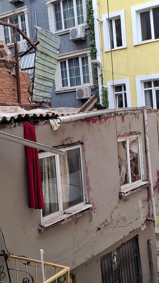 Beyoğlu'nda 4 gün önce parçası kopan bina çöktü, ilk belirlemelere göre can kaybı yok
