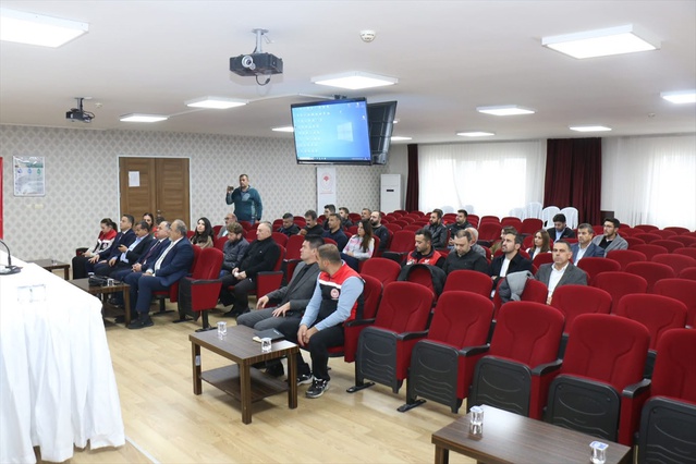 Çorum'da kenevir yetiştiriciliği eğitimi Prof. Dr. Selim Aytaç tarafından verildi
