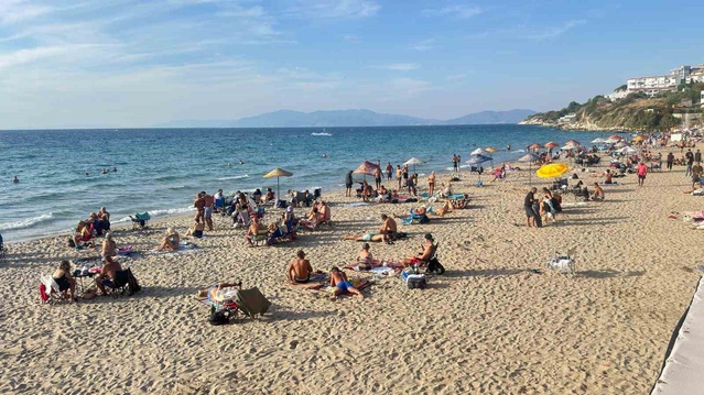 Aydın Kuşadası'nda sıcaklık 24 dereceye ulaştı, vatandaşlar denize girdi