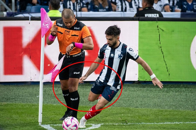 Yanlışlıkla hakemi tekmeledi! Görüntüdeki futbolcuyu Türkiye'de tanımayan yok