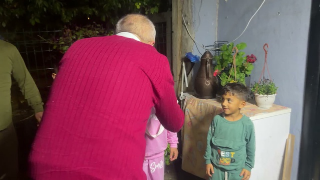 CHP'li Yüksel, Arnavutköy'de 5 bin TL aylık alan babaannenin sorunlarını dinledi