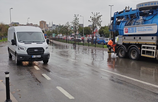Pendik'te sağanak caddeleri su altında bıraktı, sahil yolunda 2 şerit trafiğe kapandı