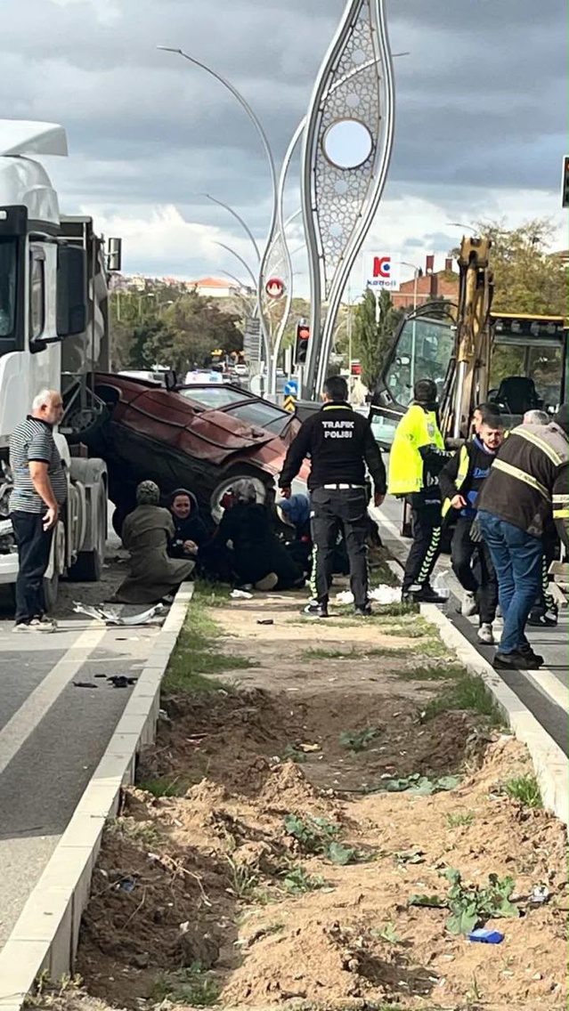 Polatlı'da kavşakta iki araç çarpıştı, 2'si ağır 5 kişi yaralandı